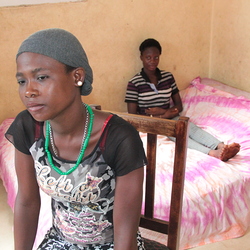 Sierra Leone/Freetown/Don Bosco FambulM?dchen, die sich prostituieren m?ssen. Sie finden Zuflucht in Don Bosco Fambul. Pater Jorge Crisafulli SDB leitet die Einrichtung. Die M?dchen werden auch mit dem Don Bosco Mobil aufgesucht.