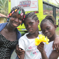 Sierra Leone/Freetown/Don Bosco FambulM?dchen, die sich prostituieren m?ssen. Sie finden Zuflucht in Don Bosco Fambul. Pater Jorge Crisafulli SDB leitet die Einrichtung. Die M?dchen werden auch mit dem Don Bosco Mobil aufgesucht.